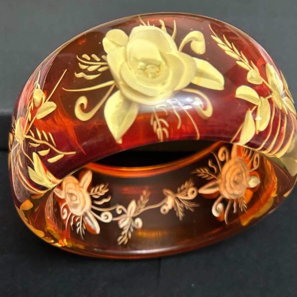 VINTAGE REVERSED CARVED HONEY LUCITE FLOWER BANGLE BRACELET WIDE. STUNNING !